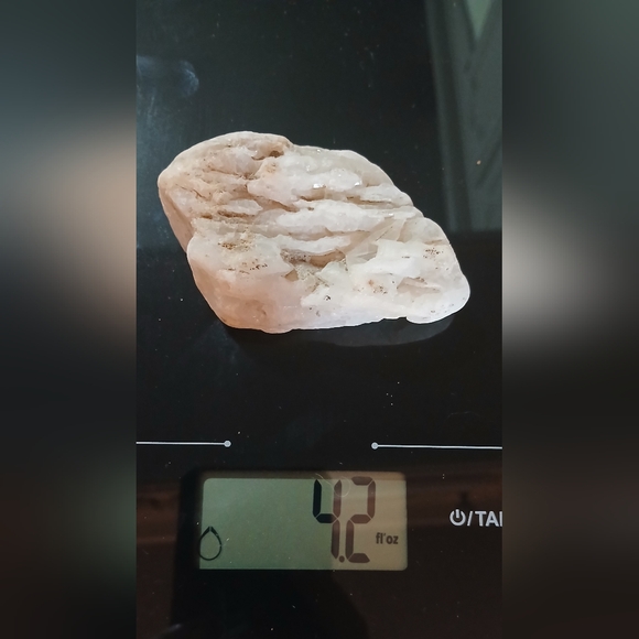 ALIEN HEAD SHAPED MINERAL QUARTZ ROCK - Picture 5 of 5